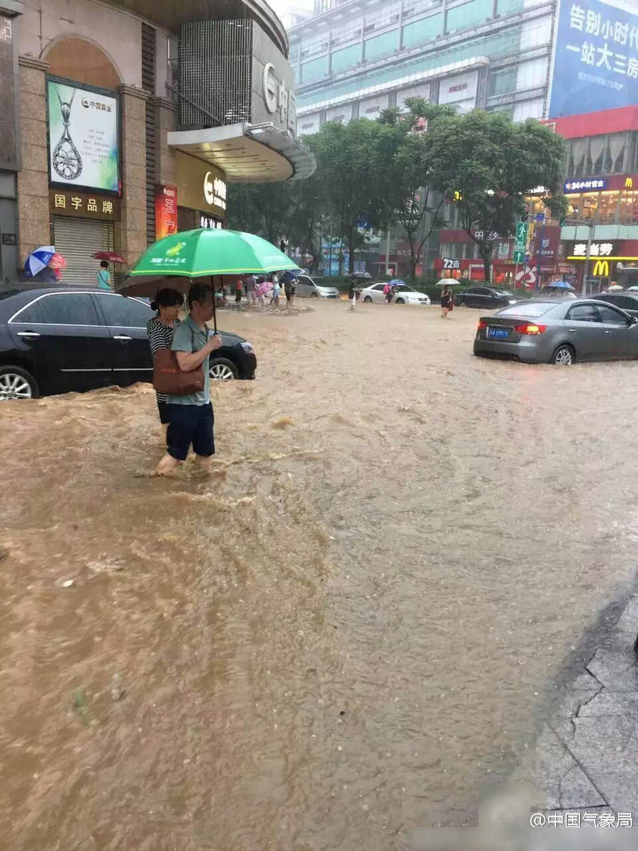 大连暴雨，街道积水成河，城市如何应对自然之力
